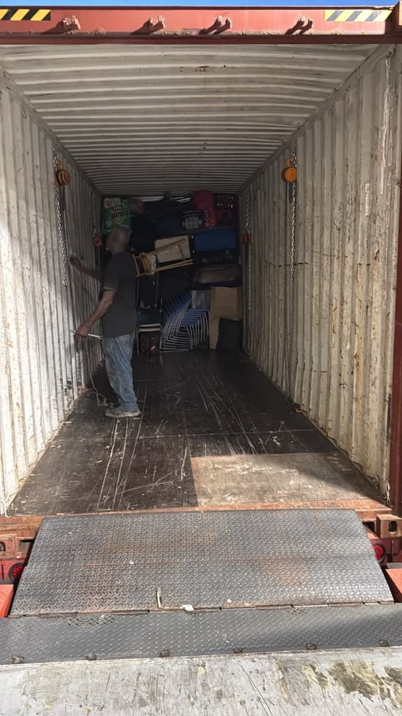 Chargement d'un conteneur à l'entrepôt